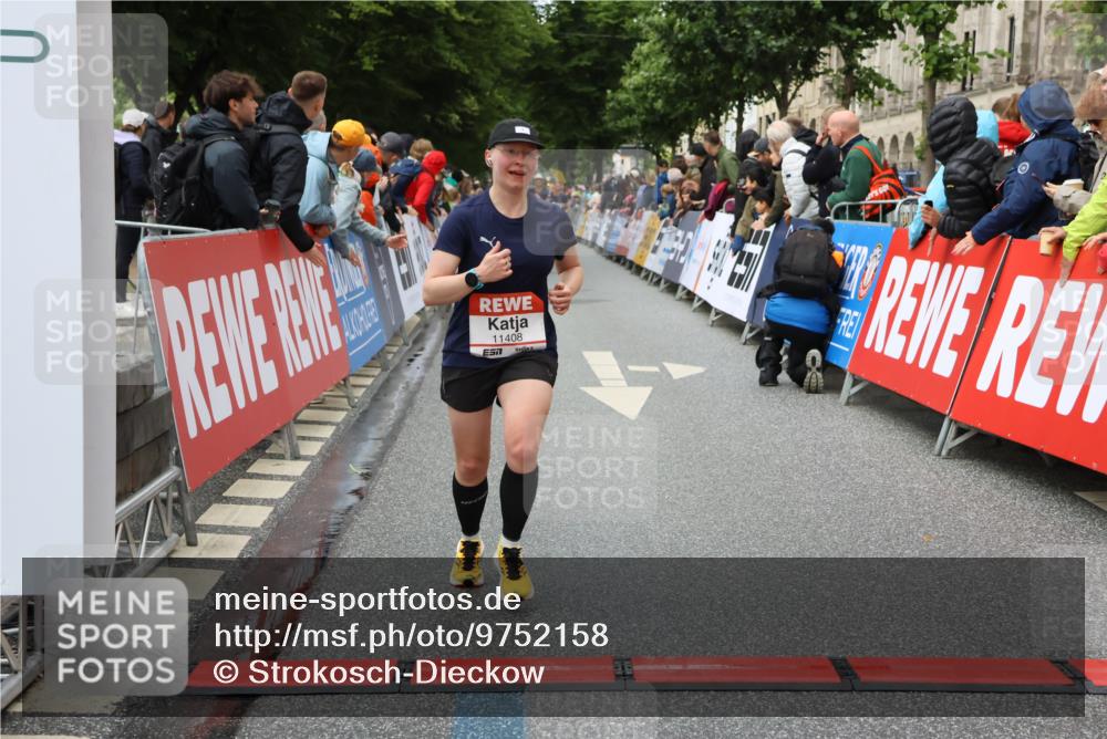 14.06.2026 - REWE Women's Run Strokosch-Dieckow http://msf.ph/oto/9752158 14.06.2026 09:49:51 Ziel 10102, 11287, 11408 meine-sportfotos.de