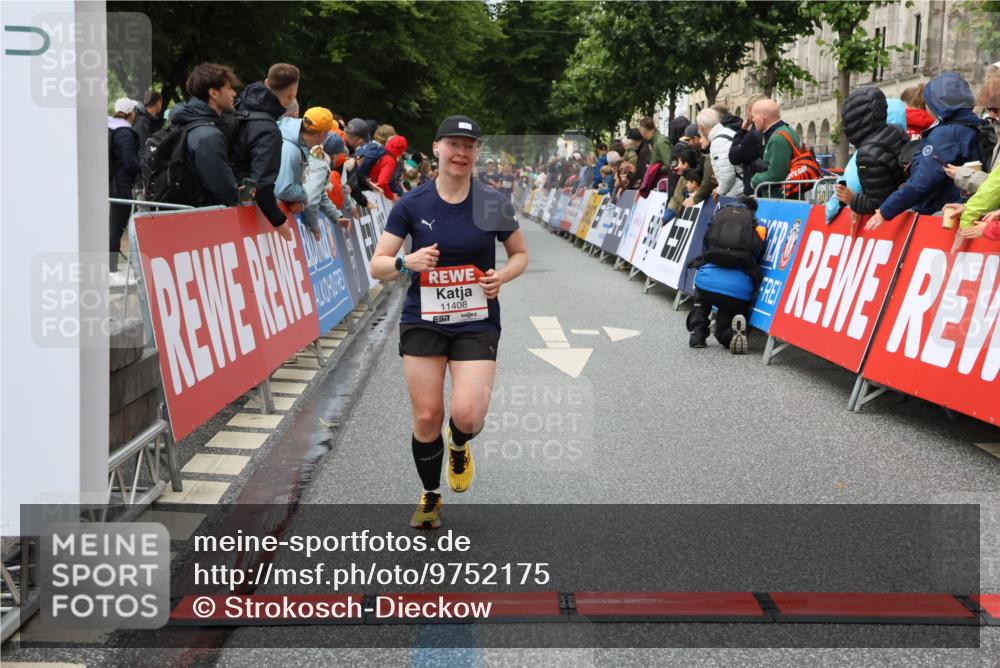 14.06.2026 - REWE Women's Run Strokosch-Dieckow http://msf.ph/oto/9752175 14.06.2026 09:49:51 Ziel 10102, 11287, 11408 meine-sportfotos.de