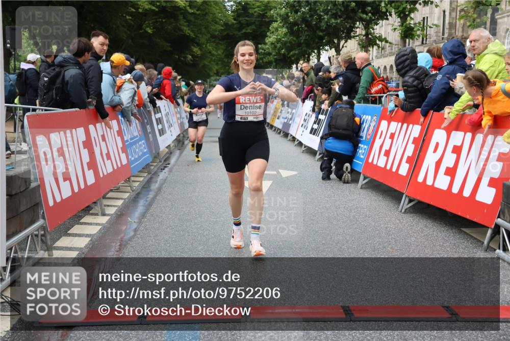 14.06.2026 - REWE Women's Run Strokosch-Dieckow http://msf.ph/oto/9752206 14.06.2026 09:49:48 Ziel 10102, 10650, 11287, 11408 meine-sportfotos.de