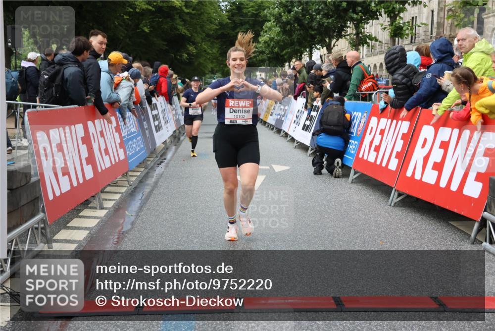 14.06.2026 - REWE Women's Run Strokosch-Dieckow http://msf.ph/oto/9752220 14.06.2026 09:49:47 Ziel 10102, 10650, 11287, 11408 meine-sportfotos.de