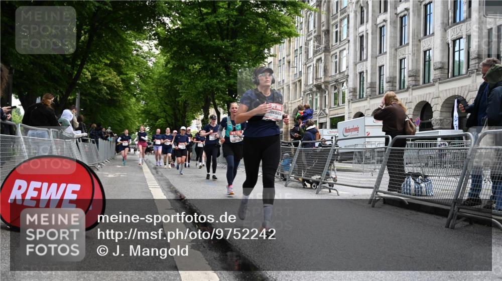 14.06.2026 - REWE Women's Run J. Mangold http://msf.ph/oto/9752242 14.06.2026 10:06:50 Ziel 10117, 10205, 10467, 10609, 10949, 11015, 11127, 11161 meine-sportfotos.de