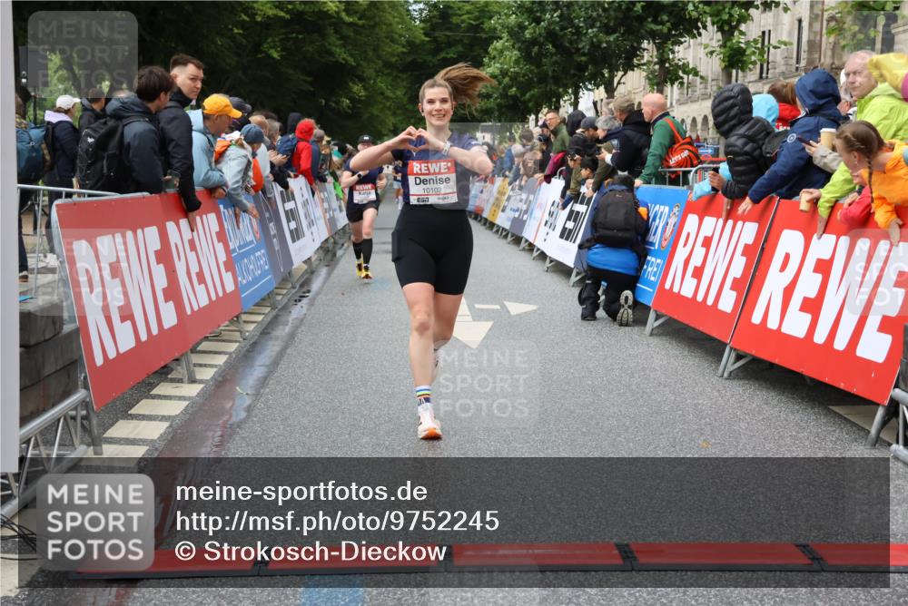 14.06.2026 - REWE Women's Run Strokosch-Dieckow http://msf.ph/oto/9752245 14.06.2026 09:49:47 Ziel 10102, 10650, 11287, 11408 meine-sportfotos.de