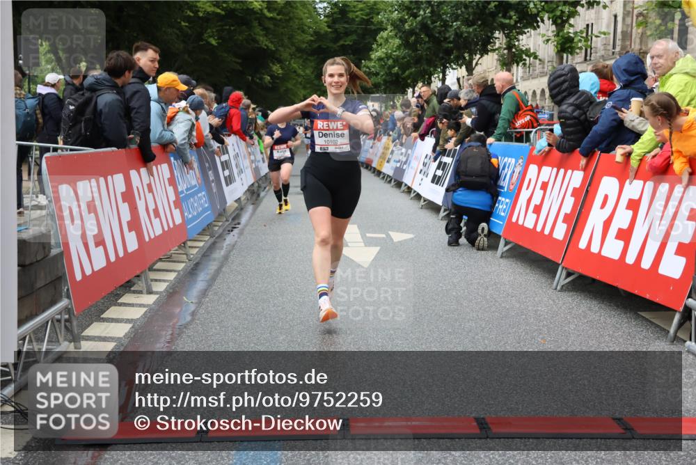 14.06.2026 - REWE Women's Run Strokosch-Dieckow http://msf.ph/oto/9752259 14.06.2026 09:49:47 Ziel 10102, 10650, 11287, 11408 meine-sportfotos.de