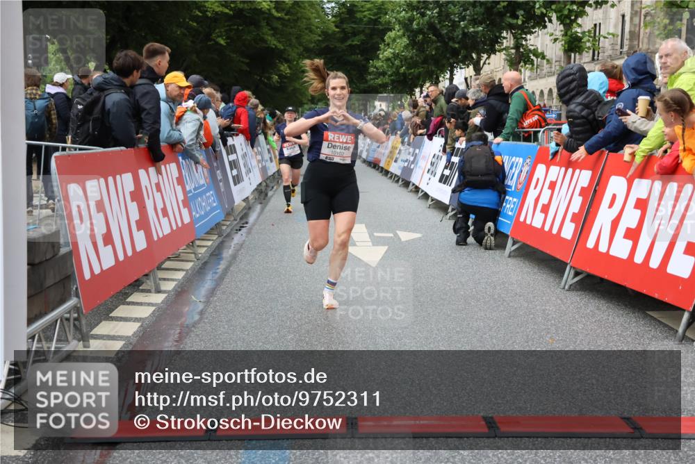 14.06.2026 - REWE Women's Run Strokosch-Dieckow http://msf.ph/oto/9752311 14.06.2026 09:49:47 Ziel 10102, 10650, 11287, 11408 meine-sportfotos.de