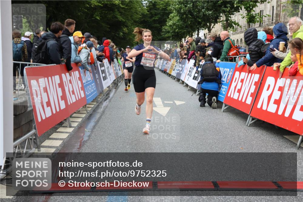 14.06.2026 - REWE Women's Run Strokosch-Dieckow http://msf.ph/oto/9752325 14.06.2026 09:49:47 Ziel 10102, 10650, 11287, 11408 meine-sportfotos.de