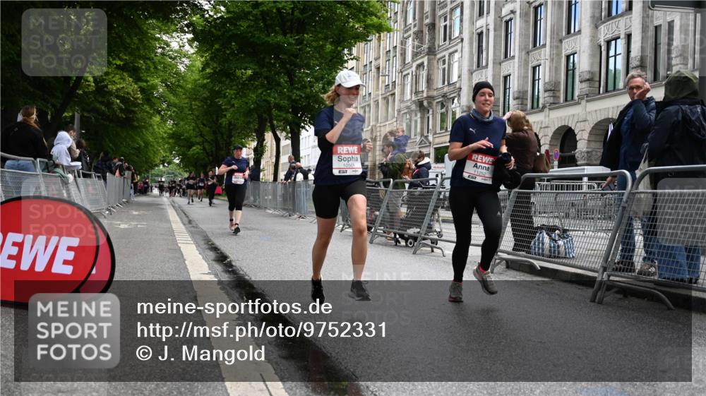 14.06.2026 - REWE Women's Run J. Mangold http://msf.ph/oto/9752331 14.06.2026 10:07:07 Ziel 10113, 10508, 11252 meine-sportfotos.de