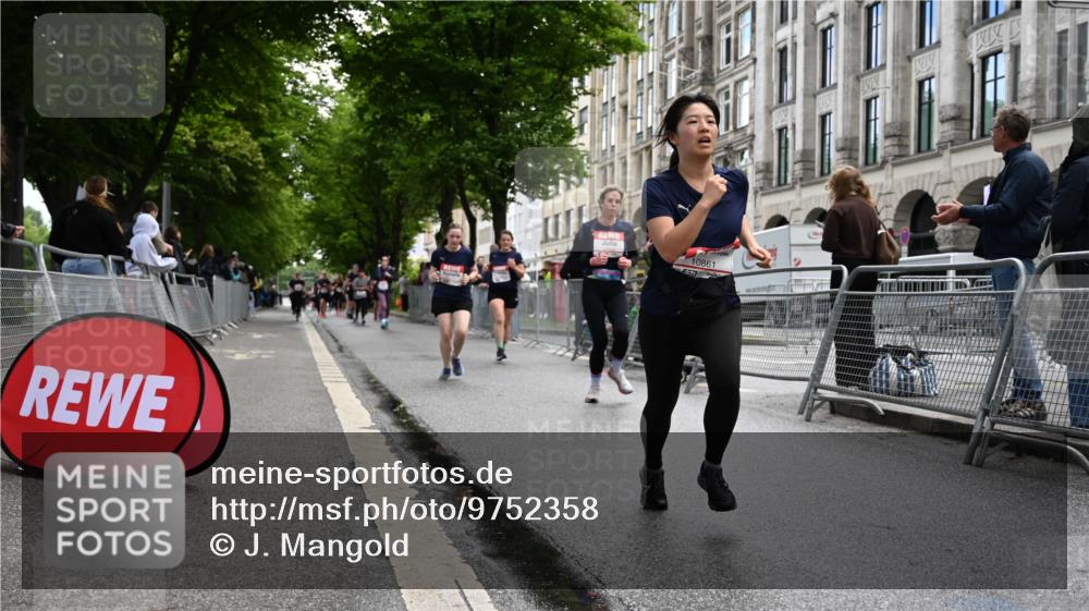 14.06.2026 - REWE Women's Run J. Mangold http://msf.ph/oto/9752358 14.06.2026 10:07:18 Ziel 10861, 10924, 10965, 11077 meine-sportfotos.de