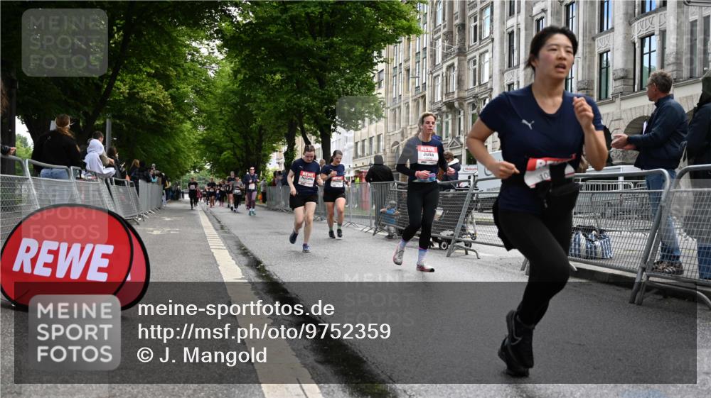 14.06.2026 - REWE Women's Run J. Mangold http://msf.ph/oto/9752359 14.06.2026 10:07:18 Ziel 10861, 10924, 10965, 11077 meine-sportfotos.de