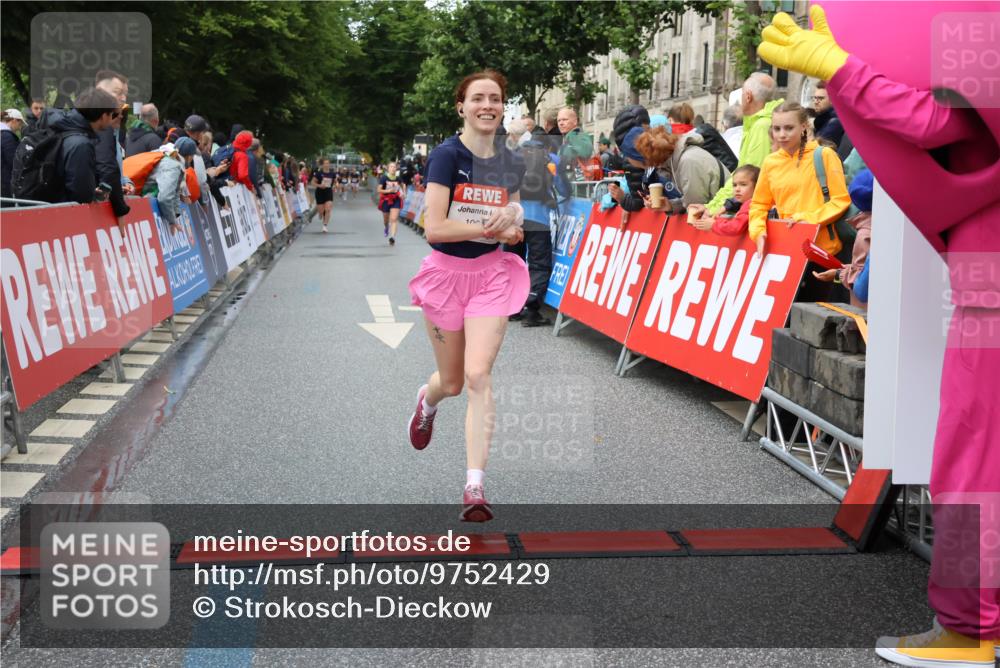 14.06.2026 - REWE Women's Run Strokosch-Dieckow http://msf.ph/oto/9752429 14.06.2026 09:49:40 Ziel 10650, 10991 meine-sportfotos.de