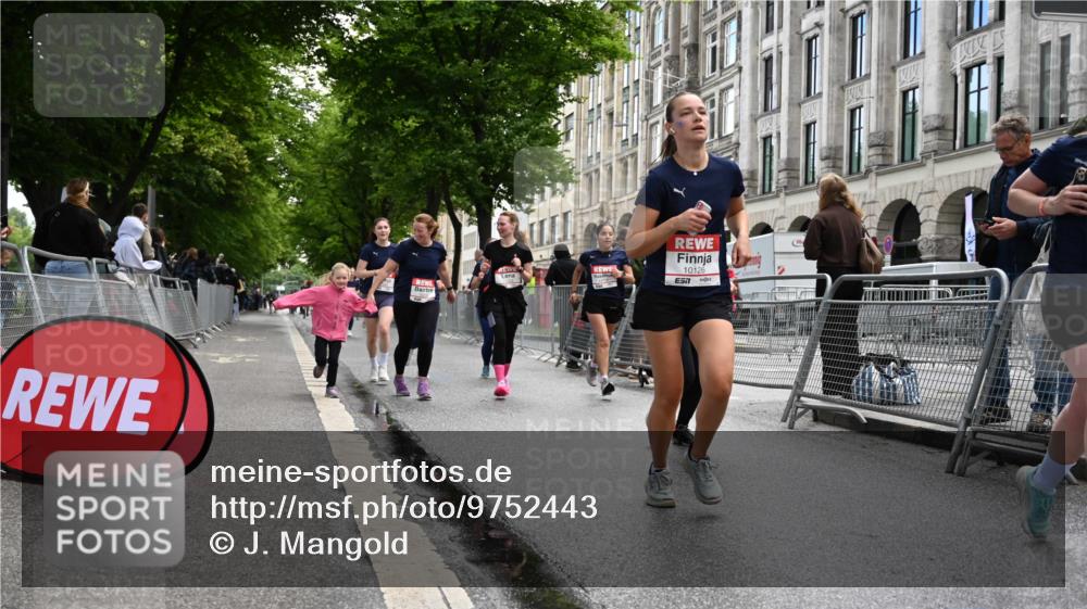 14.06.2026 - REWE Women's Run J. Mangold http://msf.ph/oto/9752443 14.06.2026 10:07:33 Ziel 10126, 10164, 10194, 10237, 10350, 10414, 10685, 10852, 11021, 11033, 11062, 11063, 11098, 11099, 11156, 11496 meine-sportfotos.de