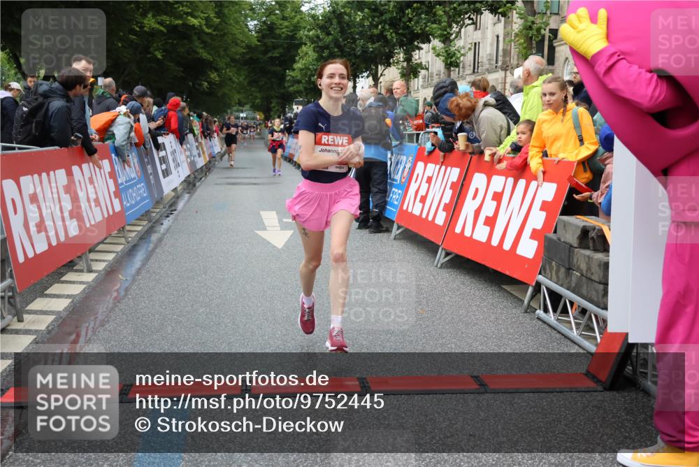 14.06.2026 - REWE Women's Run Strokosch-Dieckow http://msf.ph/oto/9752445 14.06.2026 09:49:40 Ziel 10650, 10991 meine-sportfotos.de