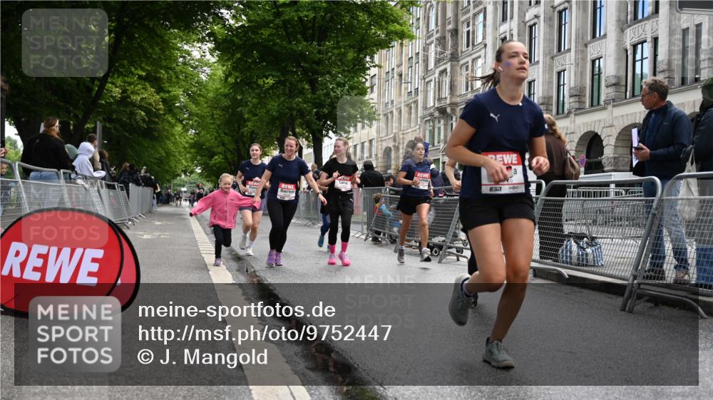 14.06.2026 - REWE Women's Run J. Mangold http://msf.ph/oto/9752447 14.06.2026 10:07:33 Ziel 10126, 10164, 10194, 10237, 10350, 10414, 10685, 10852, 11021, 11033, 11062, 11063, 11098, 11099, 11156, 11496 meine-sportfotos.de