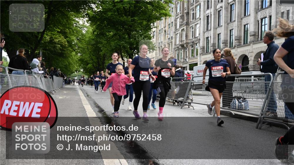 14.06.2026 - REWE Women's Run J. Mangold http://msf.ph/oto/9752458 14.06.2026 10:07:34 Ziel 10126, 10164, 10194, 10237, 10350, 10414, 10685, 10852, 11033, 11063, 11098, 11099, 11156, 11496 meine-sportfotos.de