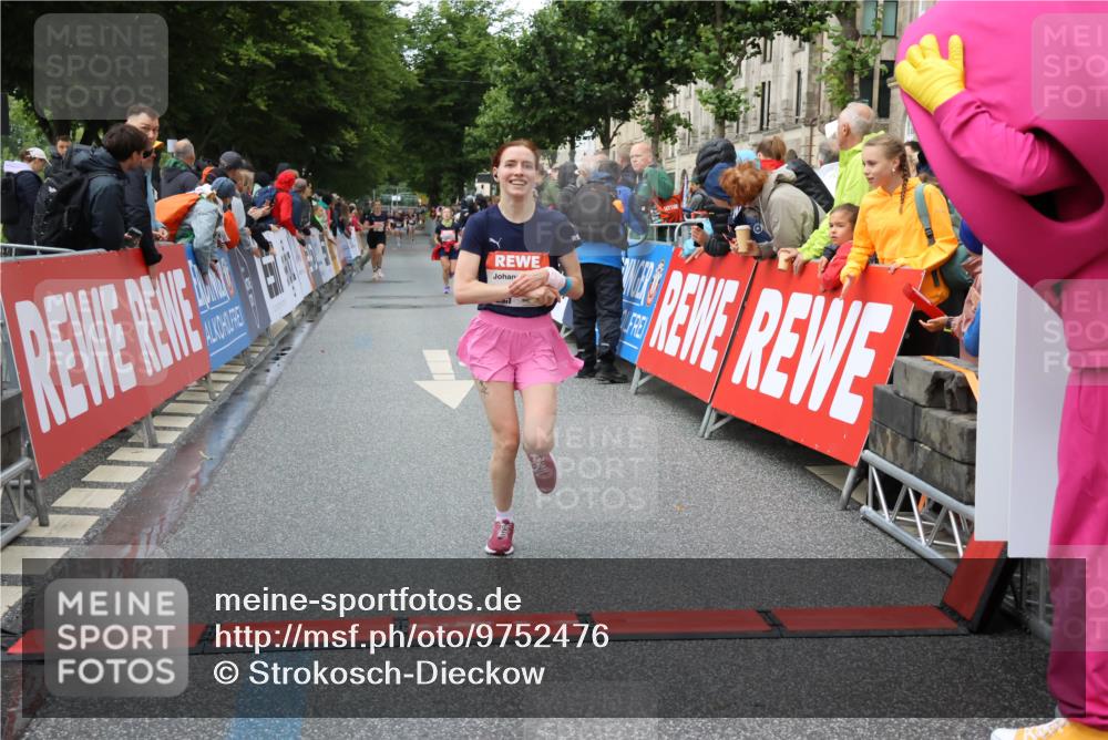 14.06.2026 - REWE Women's Run Strokosch-Dieckow http://msf.ph/oto/9752476 14.06.2026 09:49:39 Ziel 10650, 10991 meine-sportfotos.de
