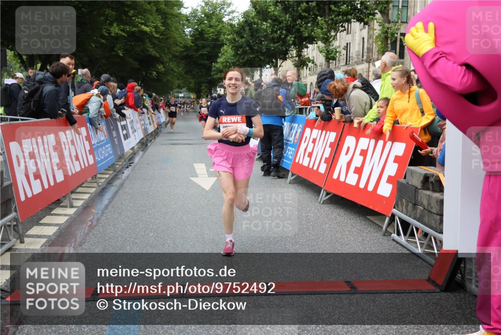 14.06.2026 - REWE Women's Run Strokosch-Dieckow http://msf.ph/oto/9752492 14.06.2026 09:49:39 Ziel 10650, 10991 meine-sportfotos.de