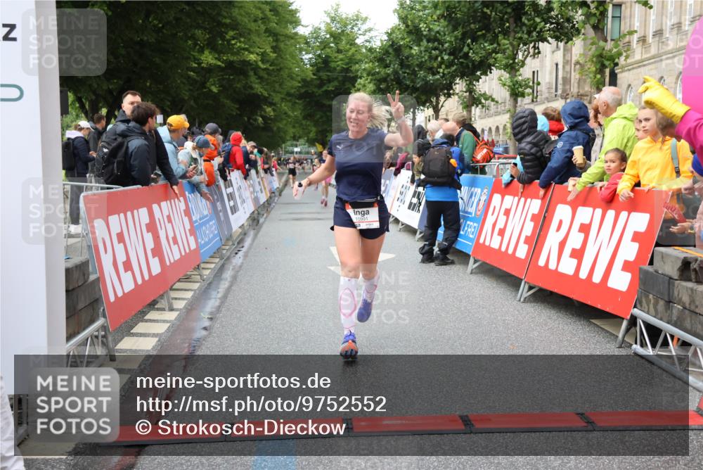 14.06.2026 - REWE Women's Run Strokosch-Dieckow http://msf.ph/oto/9752552 14.06.2026 09:49:33 Ziel 10991, 11360 meine-sportfotos.de