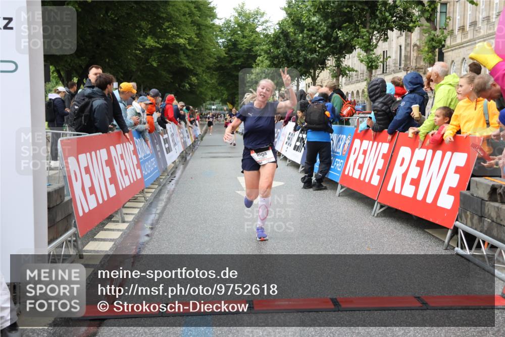 14.06.2026 - REWE Women's Run Strokosch-Dieckow http://msf.ph/oto/9752618 14.06.2026 09:49:33 Ziel 10991, 11360 meine-sportfotos.de