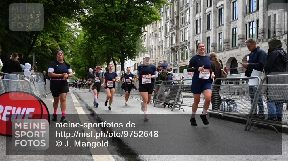 14.06.2026 - REWE Women's Run J. Mangold http://msf.ph/oto/9752648 14.06.2026 10:08:14 Ziel 10022, 10766, 10963, 11176, 11200 meine-sportfotos.de