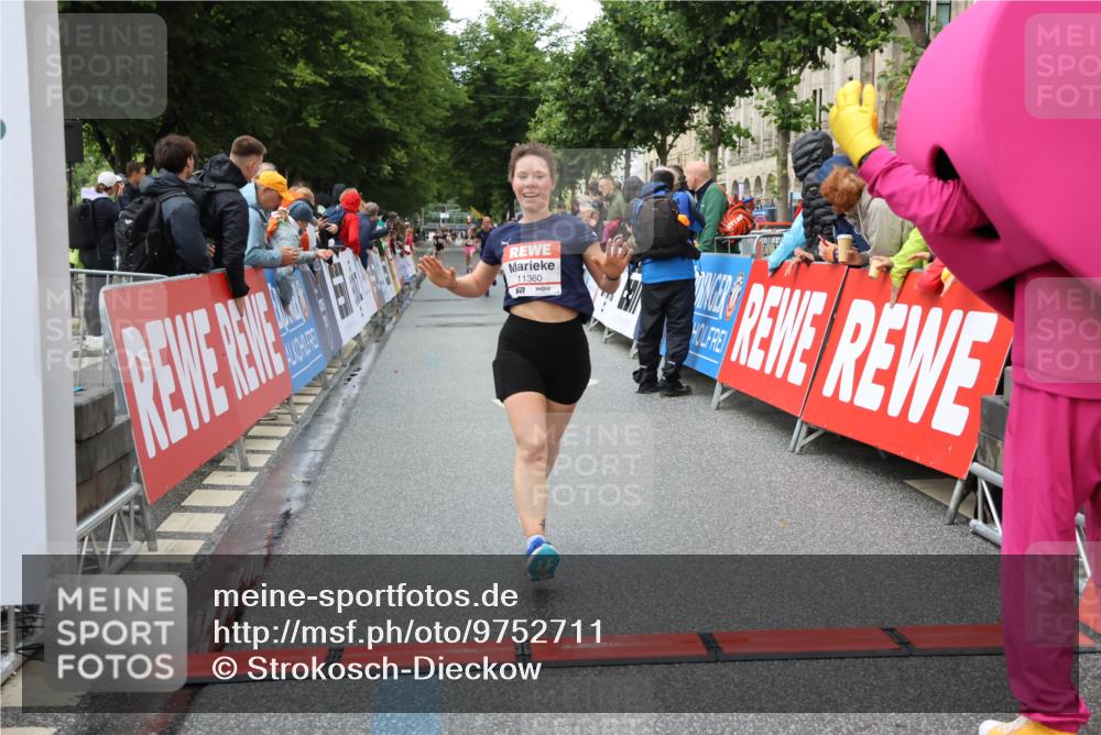 14.06.2026 - REWE Women's Run Strokosch-Dieckow http://msf.ph/oto/9752711 14.06.2026 09:49:25 Ziel 10741, 11360 meine-sportfotos.de