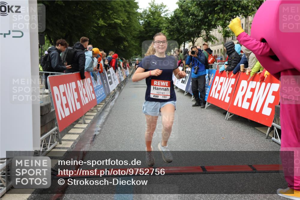 14.06.2026 - REWE Women's Run Strokosch-Dieckow http://msf.ph/oto/9752756 14.06.2026 09:49:18 Ziel 10741 meine-sportfotos.de