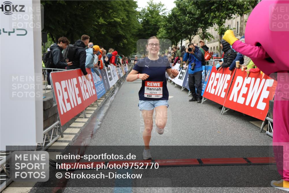 14.06.2026 - REWE Women's Run Strokosch-Dieckow http://msf.ph/oto/9752770 14.06.2026 09:49:18 Ziel 10741 meine-sportfotos.de
