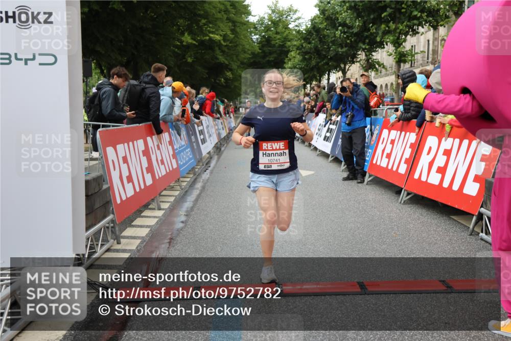 14.06.2026 - REWE Women's Run Strokosch-Dieckow http://msf.ph/oto/9752782 14.06.2026 09:49:18 Ziel 10741 meine-sportfotos.de