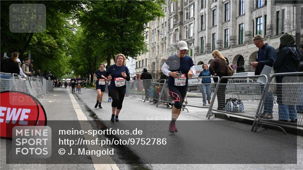 14.06.2026 - REWE Women's Run J. Mangold http://msf.ph/oto/9752786 14.06.2026 10:08:48 Ziel 10712, 10751, 10884, 11153, 11455, 11489 meine-sportfotos.de