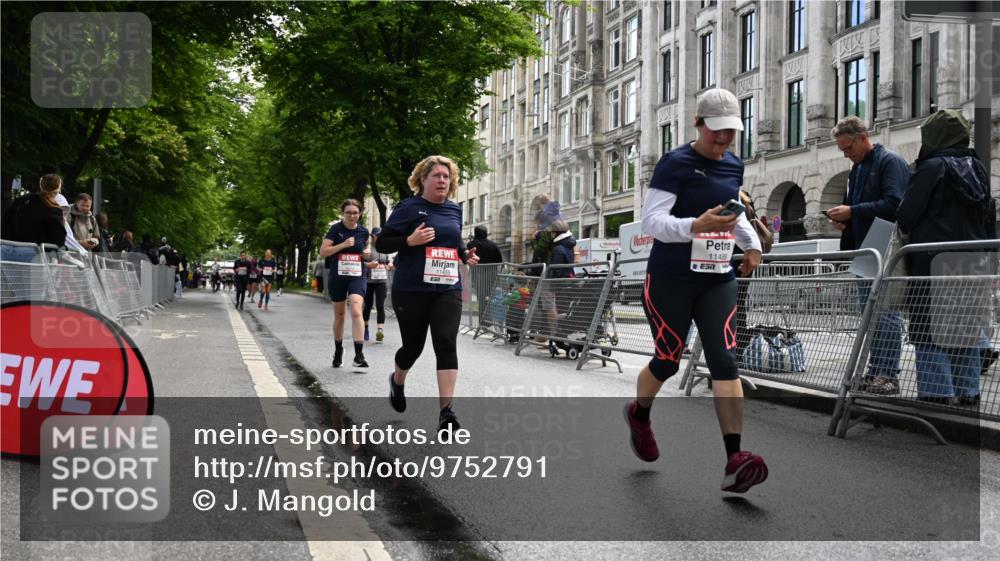 14.06.2026 - REWE Women's Run J. Mangold http://msf.ph/oto/9752791 14.06.2026 10:08:48 Ziel 10712, 10751, 10884, 11153, 11455, 11489 meine-sportfotos.de