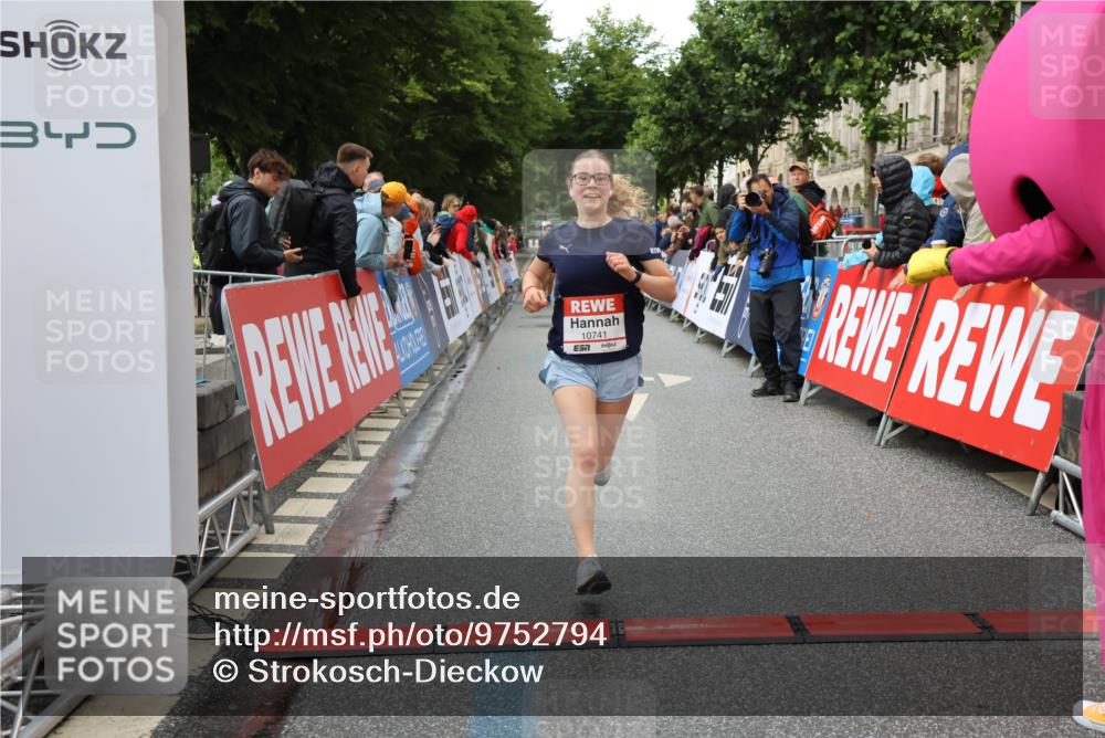 14.06.2026 - REWE Women's Run Strokosch-Dieckow http://msf.ph/oto/9752794 14.06.2026 09:49:18 Ziel 10741 meine-sportfotos.de