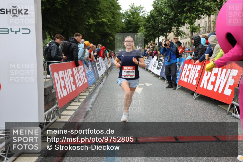 14.06.2026 - REWE Women's Run Strokosch-Dieckow http://msf.ph/oto/9752805 14.06.2026 09:49:18 Ziel 10741 meine-sportfotos.de