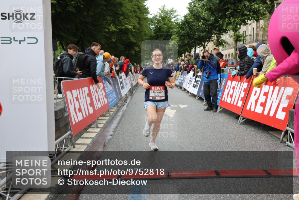14.06.2026 - REWE Women's Run Strokosch-Dieckow http://msf.ph/oto/9752818 14.06.2026 09:49:18 Ziel 10741 meine-sportfotos.de