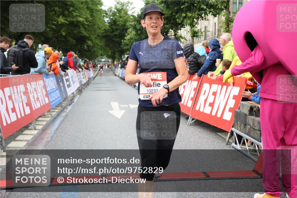 14.06.2026 - REWE Women's Run Strokosch-Dieckow http://msf.ph/oto/9752829 14.06.2026 09:49:09 Ziel 10074, 10095, 10233 meine-sportfotos.de