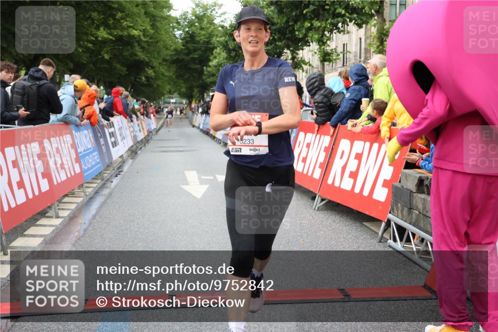 14.06.2026 - REWE Women's Run Strokosch-Dieckow http://msf.ph/oto/9752842 14.06.2026 09:49:09 Ziel 10074, 10095, 10233 meine-sportfotos.de