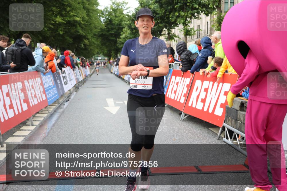 14.06.2026 - REWE Women's Run Strokosch-Dieckow http://msf.ph/oto/9752856 14.06.2026 09:49:09 Ziel 10074, 10095, 10233 meine-sportfotos.de