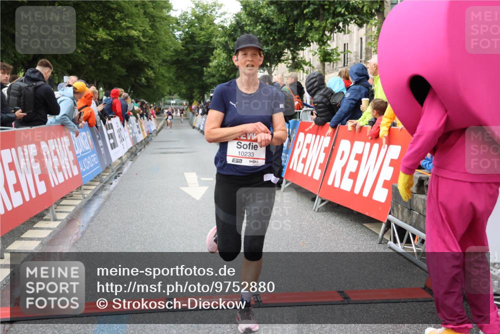 14.06.2026 - REWE Women's Run Strokosch-Dieckow http://msf.ph/oto/9752880 14.06.2026 09:49:09 Ziel 10074, 10095, 10233 meine-sportfotos.de