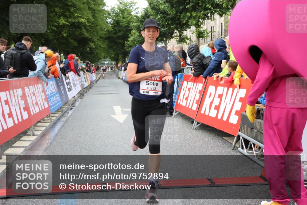 14.06.2026 - REWE Women's Run Strokosch-Dieckow http://msf.ph/oto/9752894 14.06.2026 09:49:09 Ziel 10074, 10095, 10233 meine-sportfotos.de