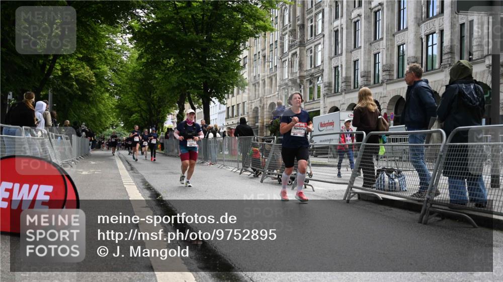 14.06.2026 - REWE Women's Run J. Mangold http://msf.ph/oto/9752895 14.06.2026 10:09:09 Ziel 10047, 10288, 10360, 10382 meine-sportfotos.de
