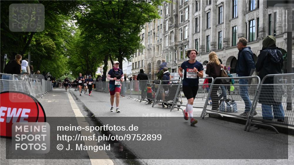 14.06.2026 - REWE Women's Run J. Mangold http://msf.ph/oto/9752899 14.06.2026 10:09:09 Ziel 10047, 10288, 10360, 10382 meine-sportfotos.de