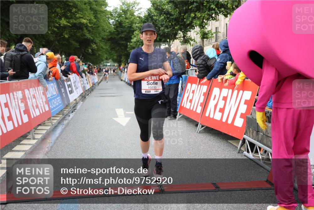 14.06.2026 - REWE Women's Run Strokosch-Dieckow http://msf.ph/oto/9752920 14.06.2026 09:49:09 Ziel 10074, 10095, 10233 meine-sportfotos.de