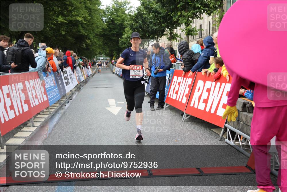 14.06.2026 - REWE Women's Run Strokosch-Dieckow http://msf.ph/oto/9752936 14.06.2026 09:49:08 Ziel 10074, 10095, 10106, 10233 meine-sportfotos.de