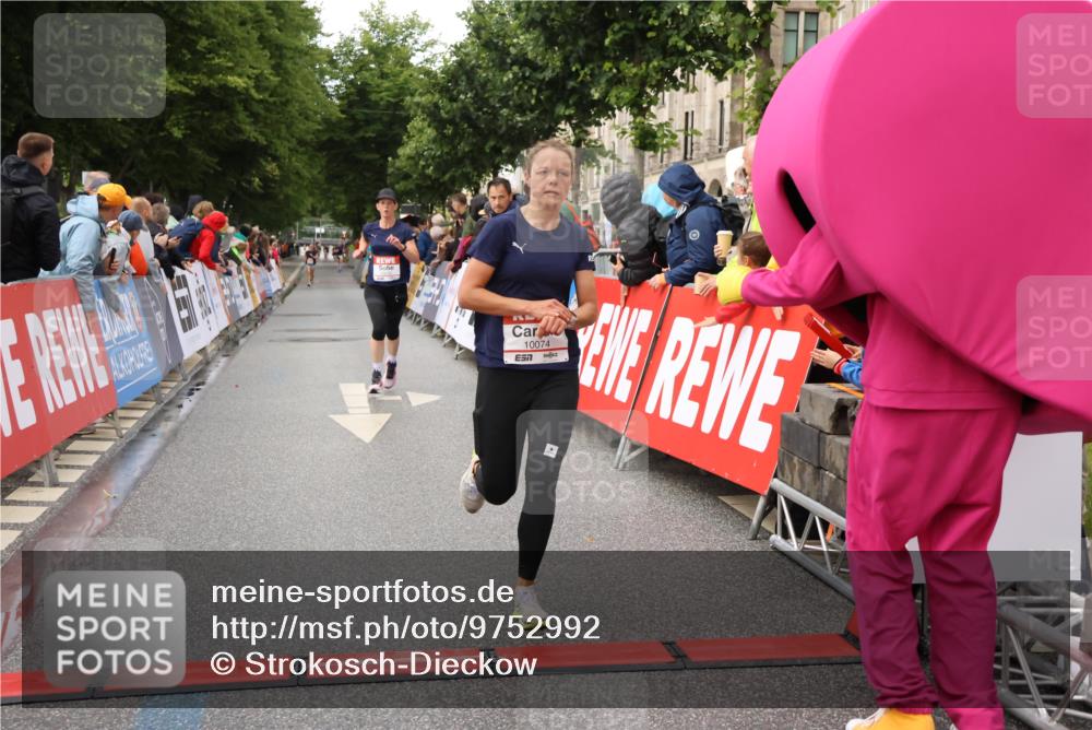 14.06.2026 - REWE Women's Run Strokosch-Dieckow http://msf.ph/oto/9752992 14.06.2026 09:49:06 Ziel 10074, 10095, 10106, 10233 meine-sportfotos.de