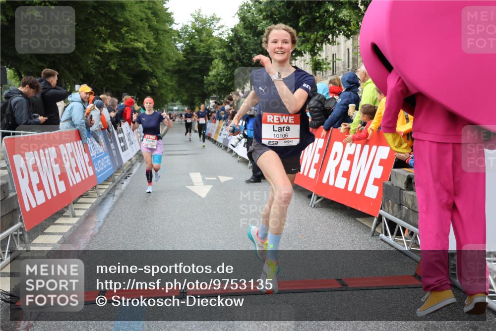 14.06.2026 - REWE Women's Run Strokosch-Dieckow http://msf.ph/oto/9753135 14.06.2026 09:49:00 Ziel 10095, 10106, 10266, 10407, 10642 meine-sportfotos.de