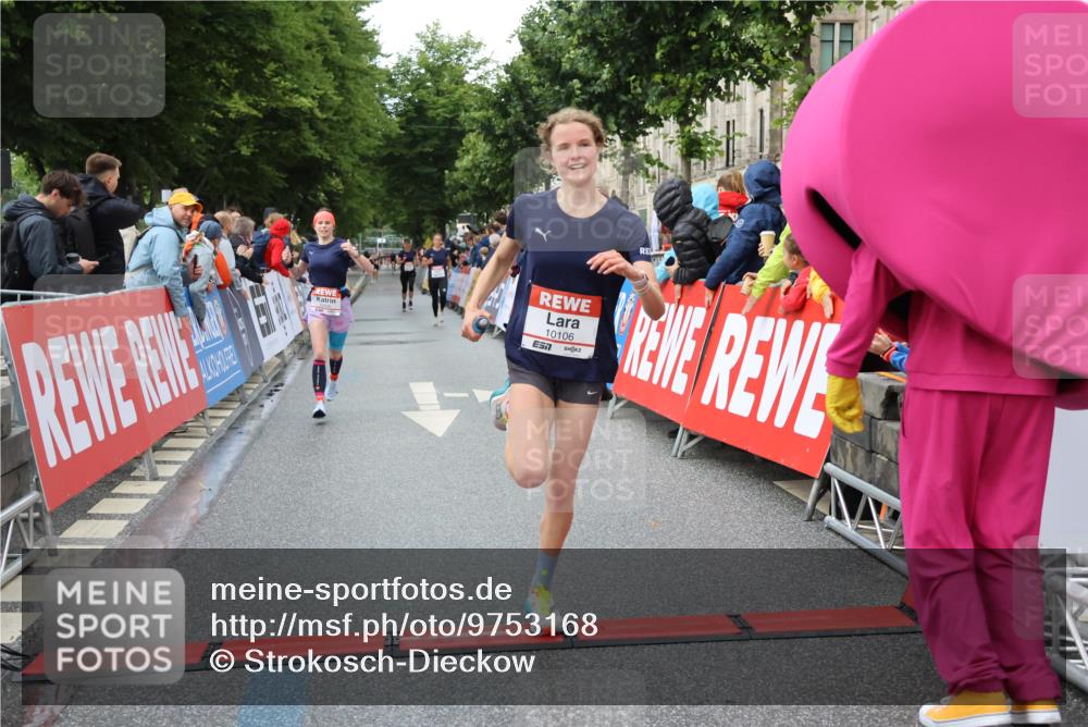 14.06.2026 - REWE Women's Run Strokosch-Dieckow http://msf.ph/oto/9753168 14.06.2026 09:49:00 Ziel 10095, 10106, 10266, 10407, 10642 meine-sportfotos.de