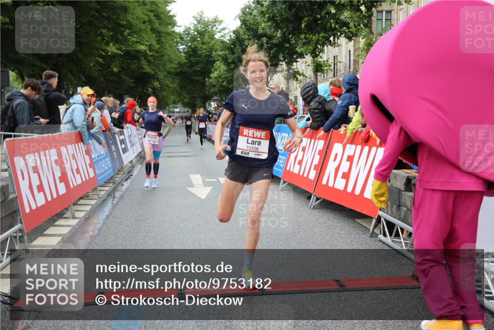 14.06.2026 - REWE Women's Run Strokosch-Dieckow http://msf.ph/oto/9753182 14.06.2026 09:49:00 Ziel 10095, 10106, 10266, 10407, 10642 meine-sportfotos.de
