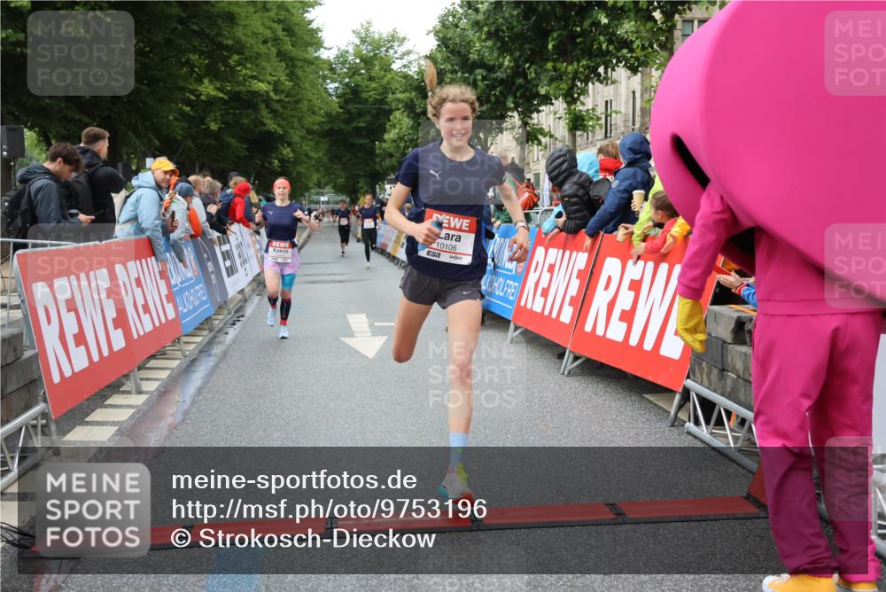14.06.2026 - REWE Women's Run Strokosch-Dieckow http://msf.ph/oto/9753196 14.06.2026 09:49:00 Ziel 10095, 10106, 10266, 10407, 10642 meine-sportfotos.de