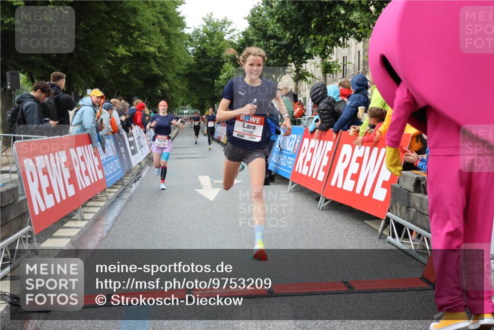 14.06.2026 - REWE Women's Run Strokosch-Dieckow http://msf.ph/oto/9753209 14.06.2026 09:49:00 Ziel 10095, 10106, 10266, 10407, 10642 meine-sportfotos.de