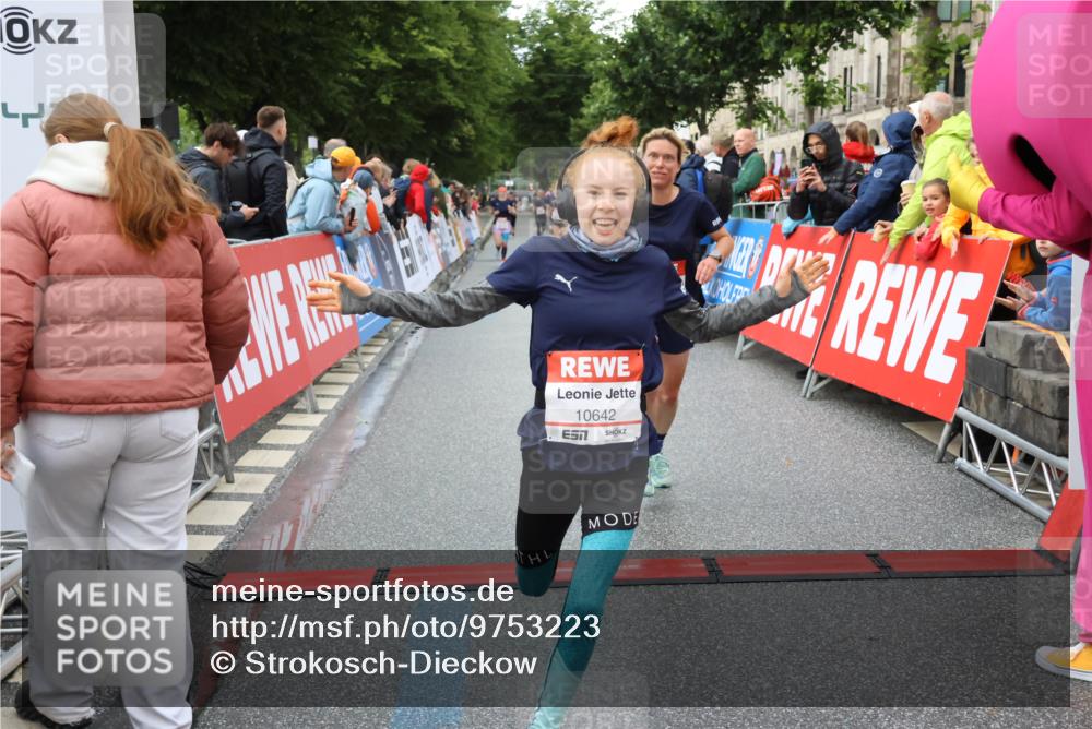 14.06.2026 - REWE Women's Run Strokosch-Dieckow http://msf.ph/oto/9753223 14.06.2026 09:48:55 Ziel 10215, 10266, 10407, 10642, 10929 meine-sportfotos.de