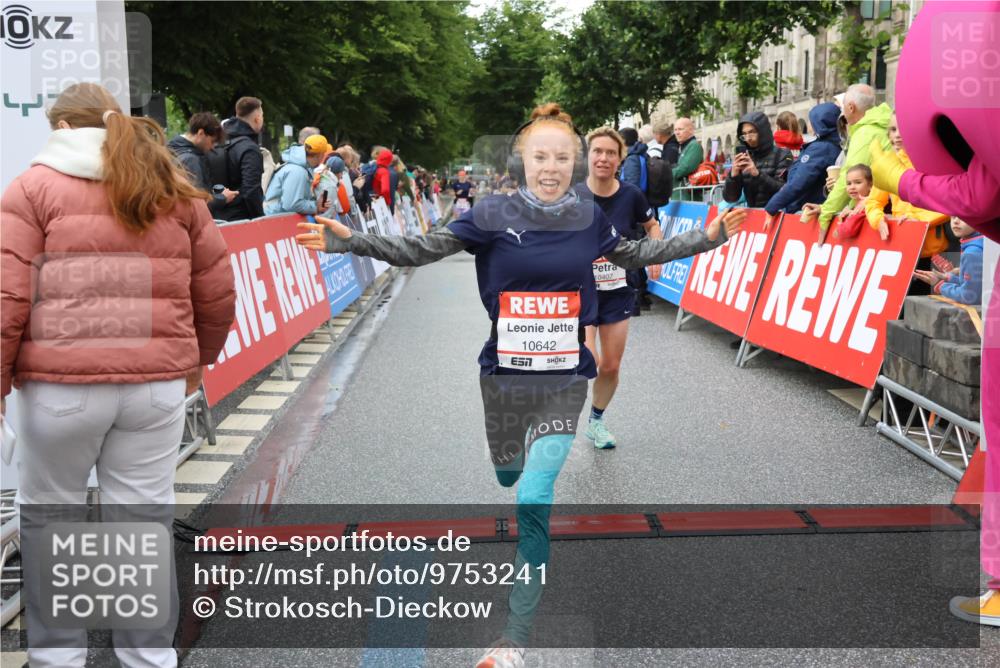 14.06.2026 - REWE Women's Run Strokosch-Dieckow http://msf.ph/oto/9753241 14.06.2026 09:48:55 Ziel 10215, 10266, 10407, 10642, 10929 meine-sportfotos.de
