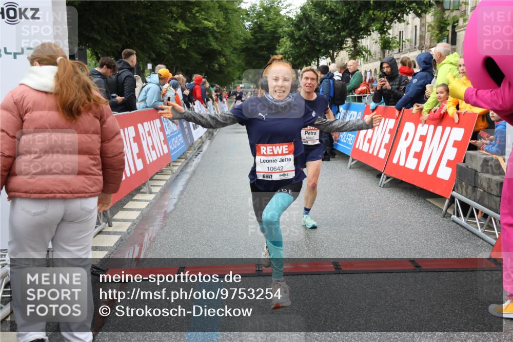 14.06.2026 - REWE Women's Run Strokosch-Dieckow http://msf.ph/oto/9753254 14.06.2026 09:48:55 Ziel 10215, 10266, 10407, 10642, 10929 meine-sportfotos.de