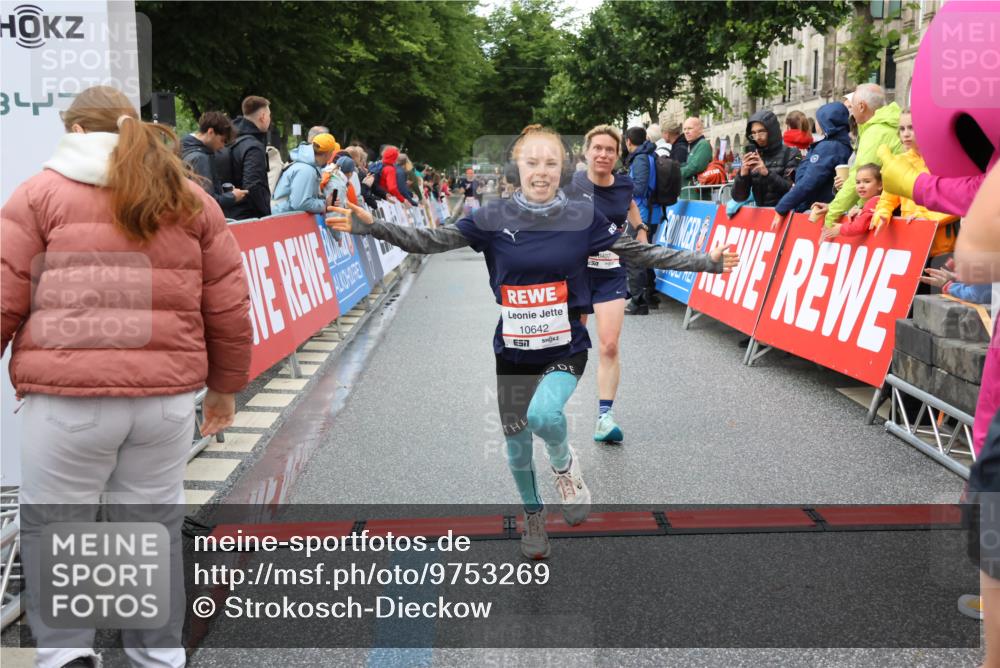 14.06.2026 - REWE Women's Run Strokosch-Dieckow http://msf.ph/oto/9753269 14.06.2026 09:48:55 Ziel 10215, 10266, 10407, 10642, 10929 meine-sportfotos.de